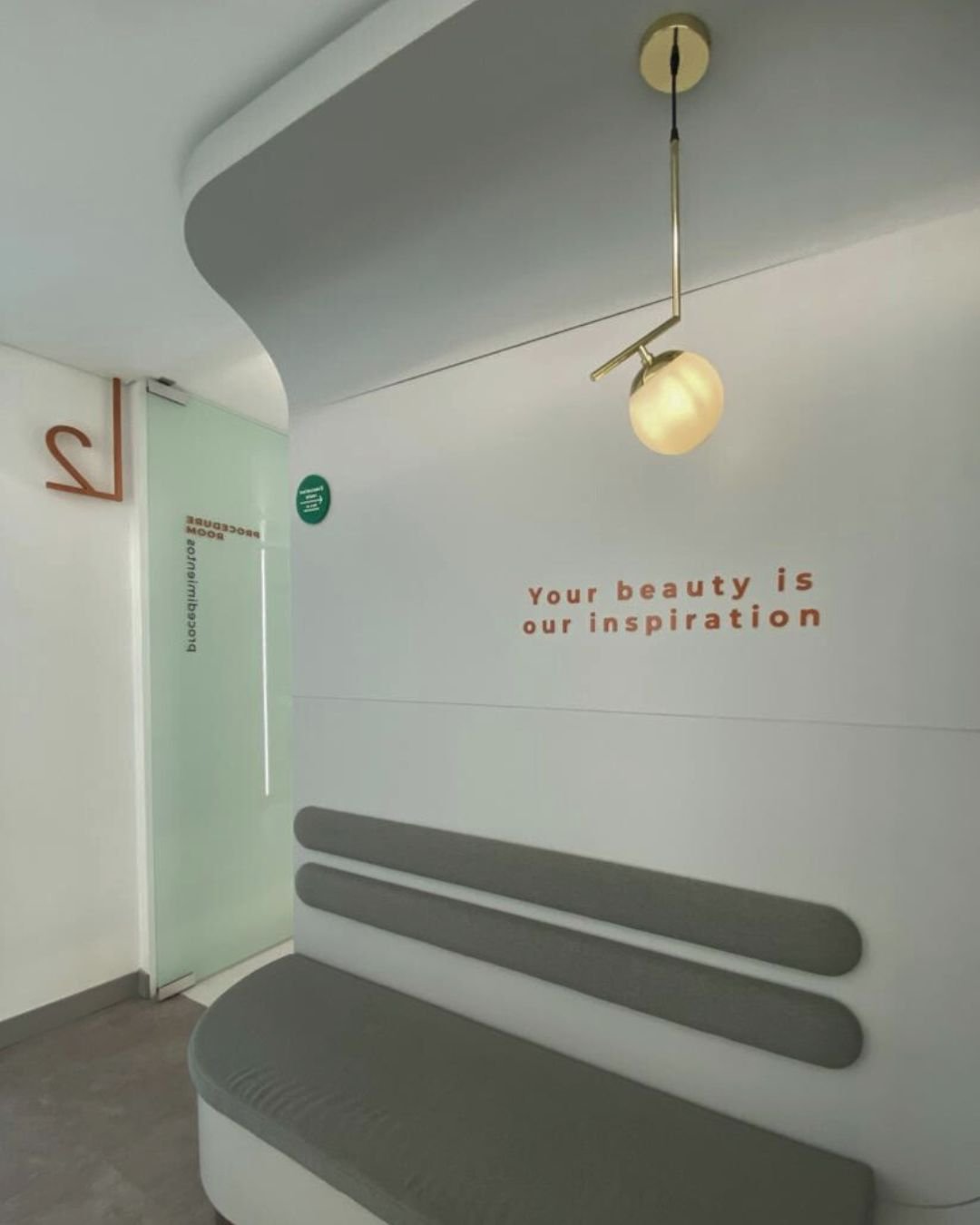 Consultorio del cirujano David Delgado en la Torre Médica Oviedo de Medellín 2