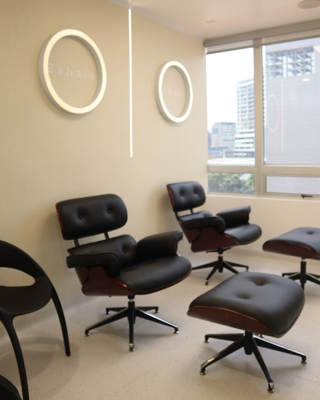 Consultorio del cirujano David Delgado en la Torre Médica Oviedo de Medellín 3