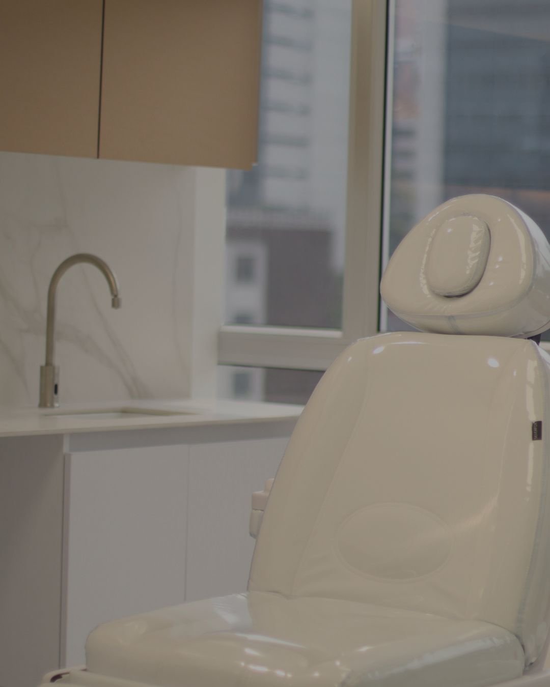 Consultorio del cirujano David Delgado en la Torre Médica Oviedo de Medellín 4