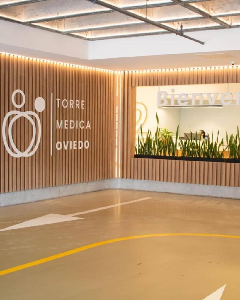 Consultorio del cirujano David Delgado en la Torre Médica Oviedo de Medellín 8