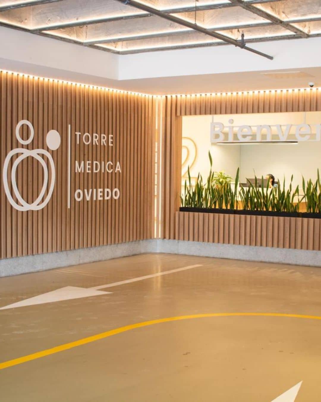 Consultorio del cirujano David Delgado en la Torre Médica Oviedo de Medellín 8