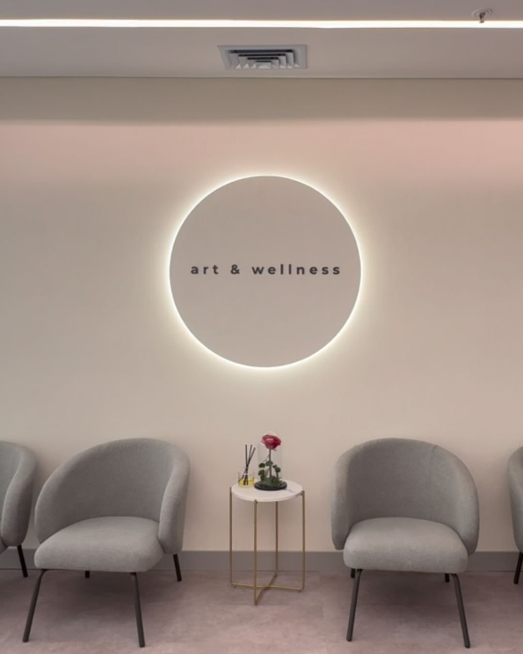 Consultorio del cirujano David Delgado en la Torre Médica Oviedo de Medellín 9