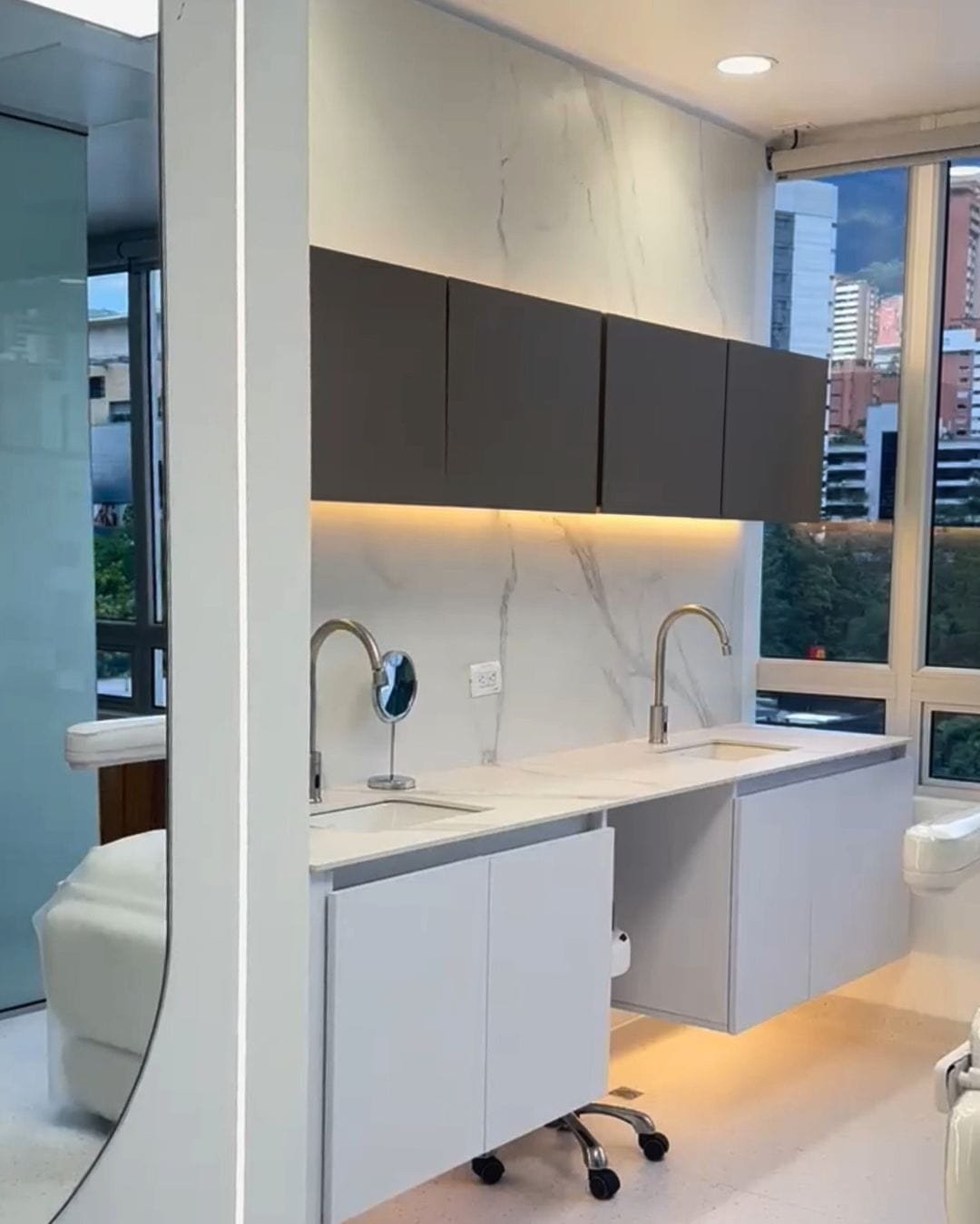 Consultorio del cirujano David Delgado en la Torre Médica Oviedo de Medellín