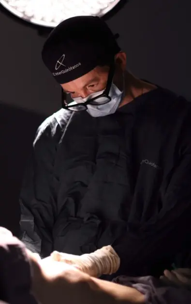 Cirujano plástico de Medellín David Delgado haciendo una cirugía de remodelación costal en Colombia