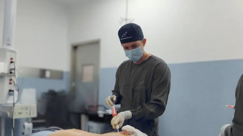 Dr. David Delgado haciendo una lipotransferencia a pectoral en Medellín, Colombia