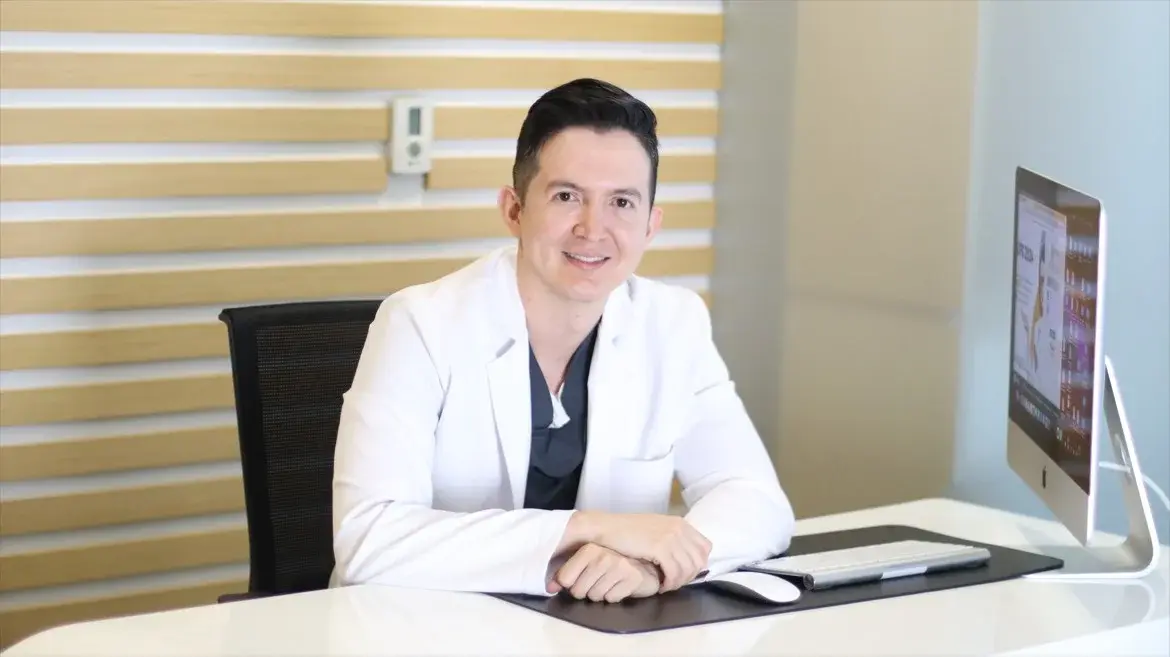 Cirujano plástico colombiano durante valoración médica
