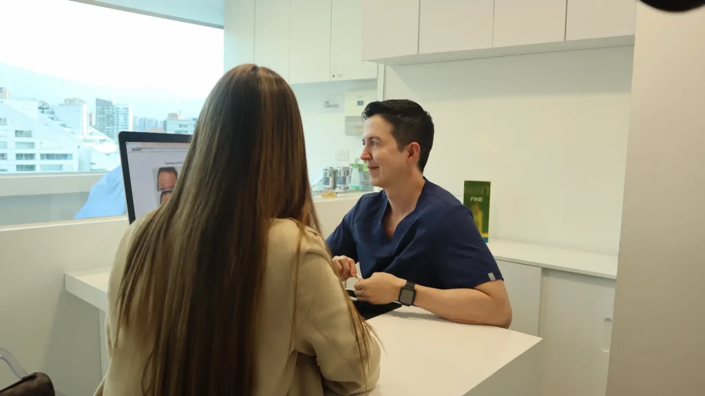 Dr David Delgado en consulta - Medellín, Colombia