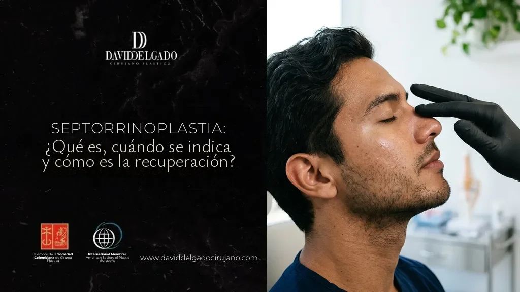 Cirujano con guante negro palpa el dorso nasal de un paciente de perfil durante una valoración de septorrinoplastia